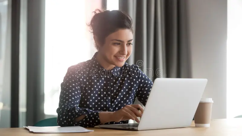 Small business owner growing her business online with Vamos Squad